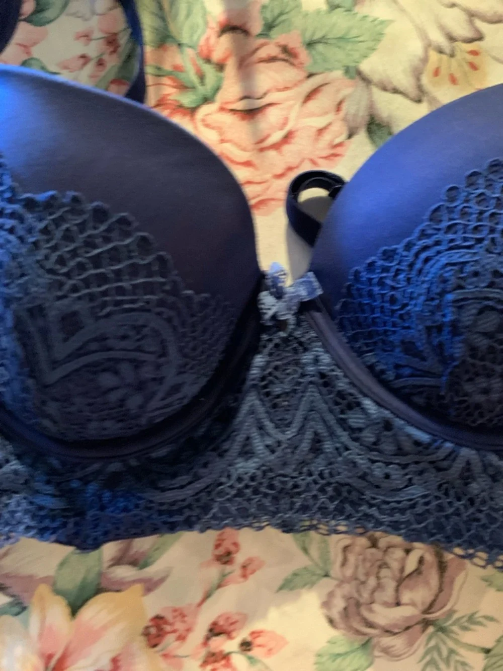 Victoria Secret Women’s Navy Lace Underwire Push-Up Bra Size 32 DD